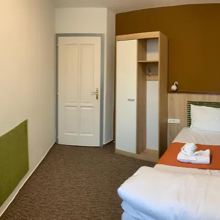 מלון Varfal Panzio Es Wellness 3*