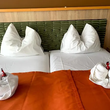 Varfal Panzio Es Wellness מלון 3*