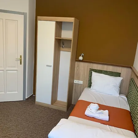 Varfal Panzio Es Wellness מלון 3*